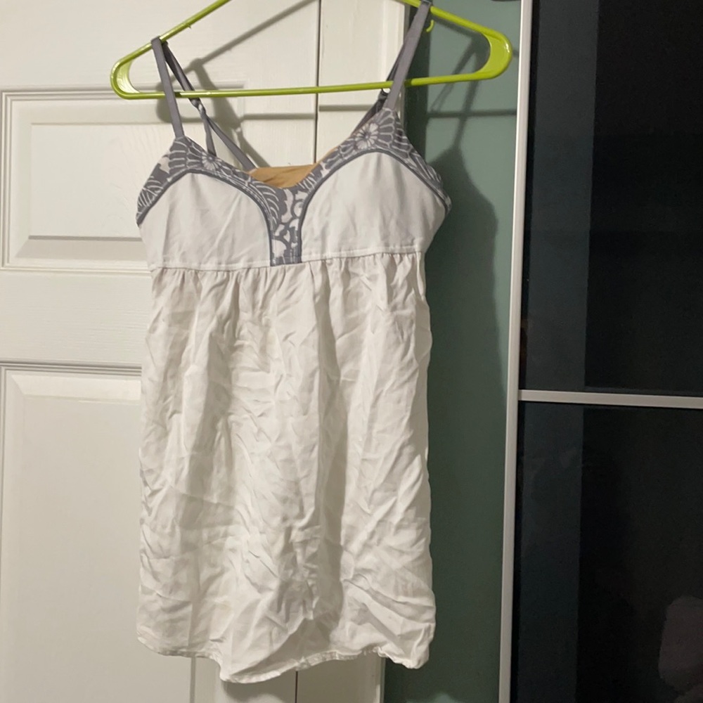 Find your Bliss Lululemon white tank w/ cups